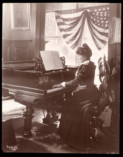 La Sra. Florence Clinton Sutro tocando el piano en su casa en 320 West 102nd Street, Nueva York, 1899 de Byron Company